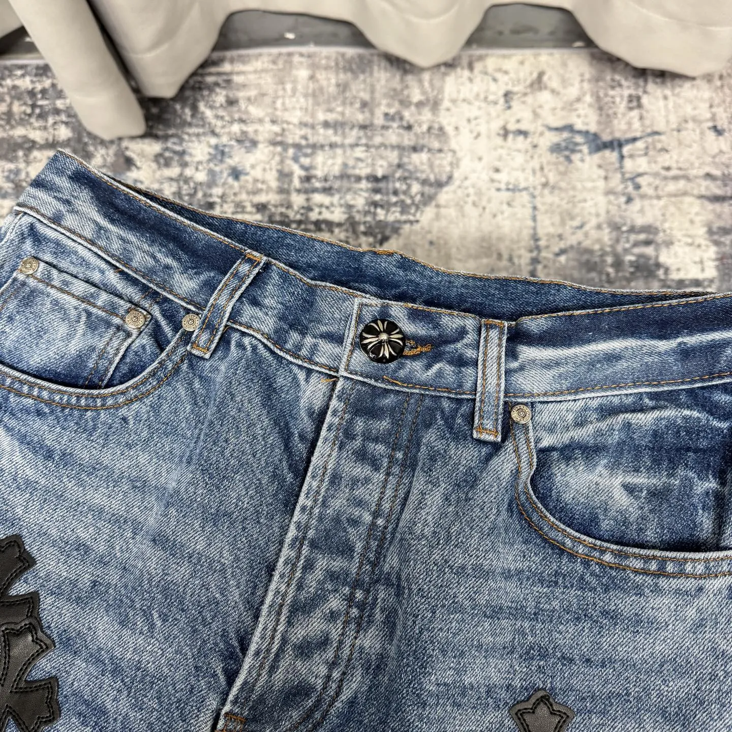 P320 Chrome Heart Blue Ox King Graffiti Multi-Color Leather Jeans [Same Style as L*Xiang] Chrome Heart Blue Ox King Graffiti Multi-Color Leather Jeans are the “king of the market” in the fashion industry! Made of high-quality denim and processed through complex washing processes, the distressed effect is super unique. The multi-color leather and graffiti design bring out the cool street genes of Crowe. Each pair of pants is unique, and you can directly transform into a street trend ICON when you put it on. The matching method is super cool: High street style: Pair it with a black hooded sweatshirt, thick-soled boots, and stacked silver chains. When you go to the stage or on the street, you will have an aura of 2.8 meters. You can slay at concerts and out on the street. Mix and match trendy styles: wear a suit jacket + canvas shoes for boys, and wear a short crop top + dad shoes for girls. Mix and match to create a sense of contrast, full of fashion sense, and the hair tie will get likes in seconds when taking photos. Couples share the same style: one pair with each other, the boy wears a solid color T + sneakers, the girl wears a short top + sneakers, they are the most eye-catching trendy couple when they go out, and they keep turning heads! No matter what your style is, these pants can help you grasp the essence of the trend. It is a must-have for trendy players. You will look the most beautiful on the street when you put it on! Size: 28/30/32/34/36 Waist: 70/75/80/85/90 Pants length: 102/104/106/108/110